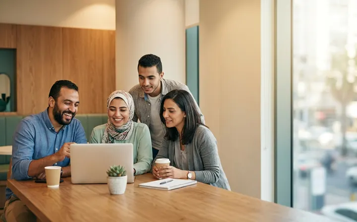 فريق شركة سياحة يراجع شغل اليوم